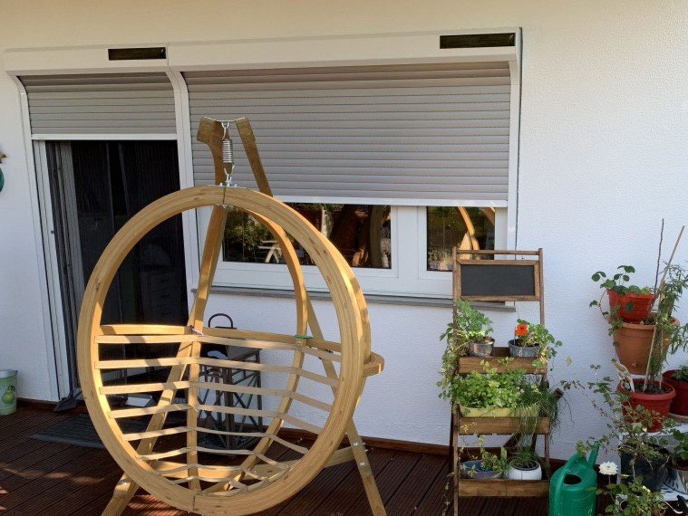 Halbgeschlossene Rolladen an Fenster und Balkontür