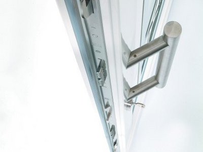Einbruchhemmende Haustüre Offene Haustür mit Beschlag in Detailansicht