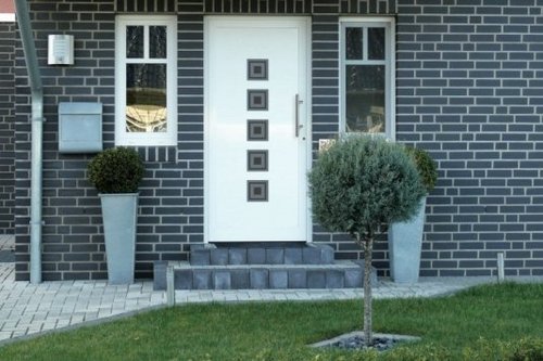 Weiße Haustür mit kleiner Treppe