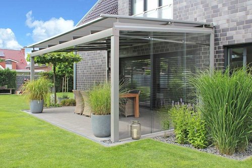 Terrassendach grau im Garten mit Wintergartenmarkise
