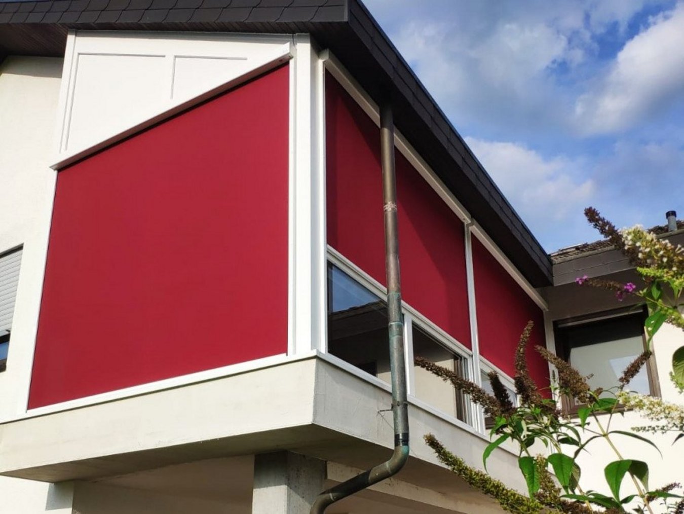 Roter Zipscreen an Glasfront