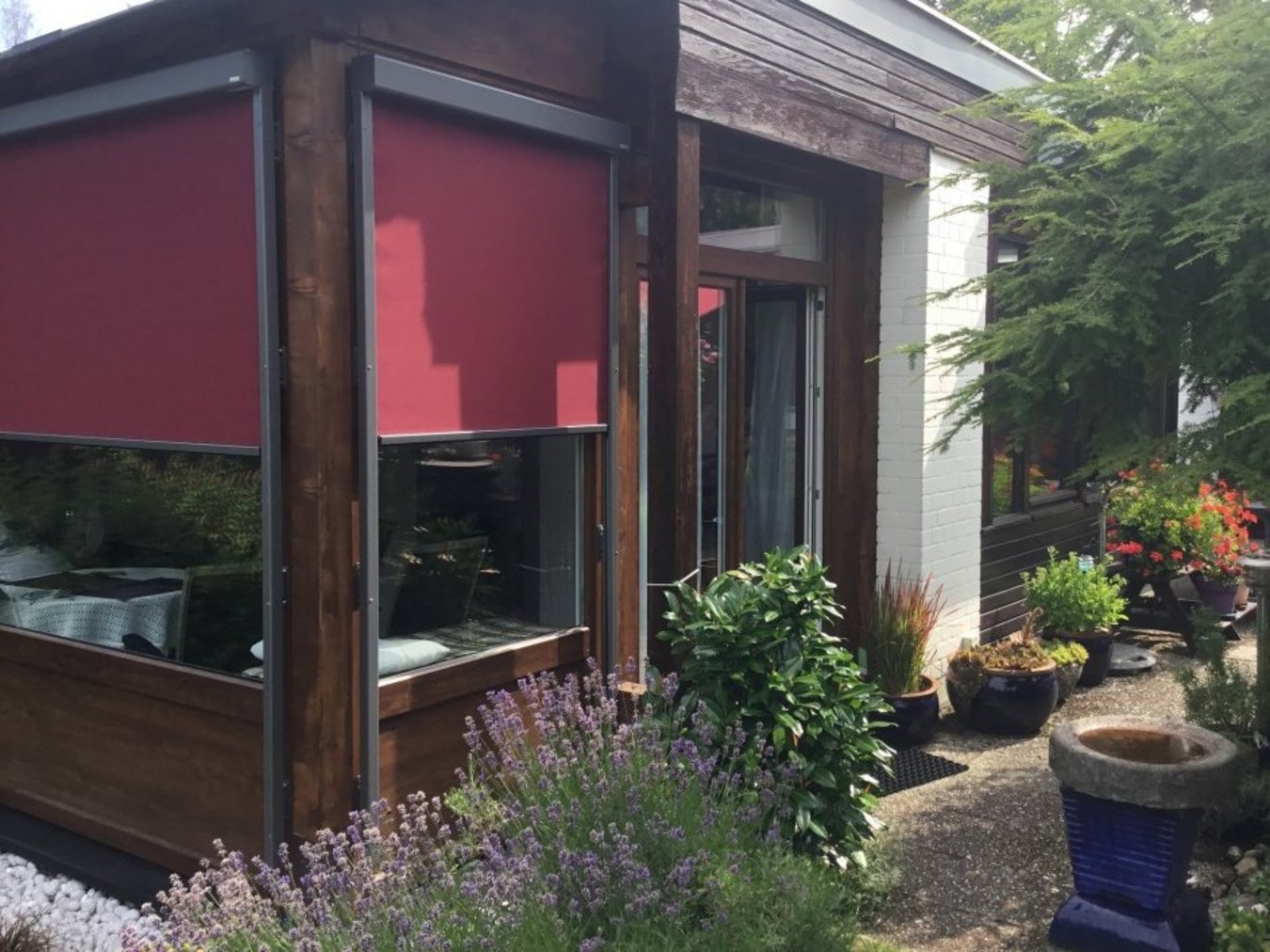 Roter Zipscreen an Fenster