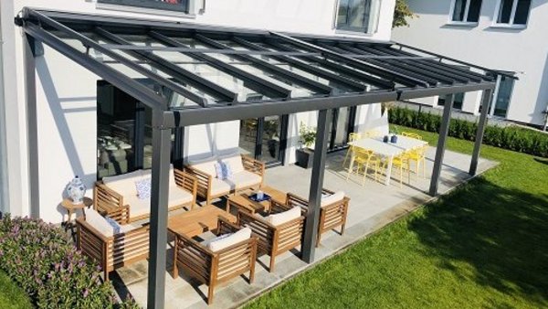 Aluminiumkonstruktionen sind pflegeleicht und robust Transparentes Terrassendach mit Aluminiumkonstruktion in anthrazit