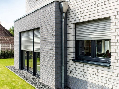 Hausfassade mit Kunststofffenstern und Rollladen