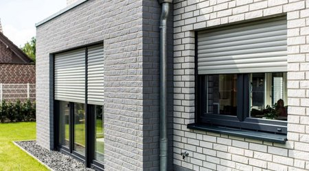 Hausfassade mit Kunststofffenstern und Rollladen