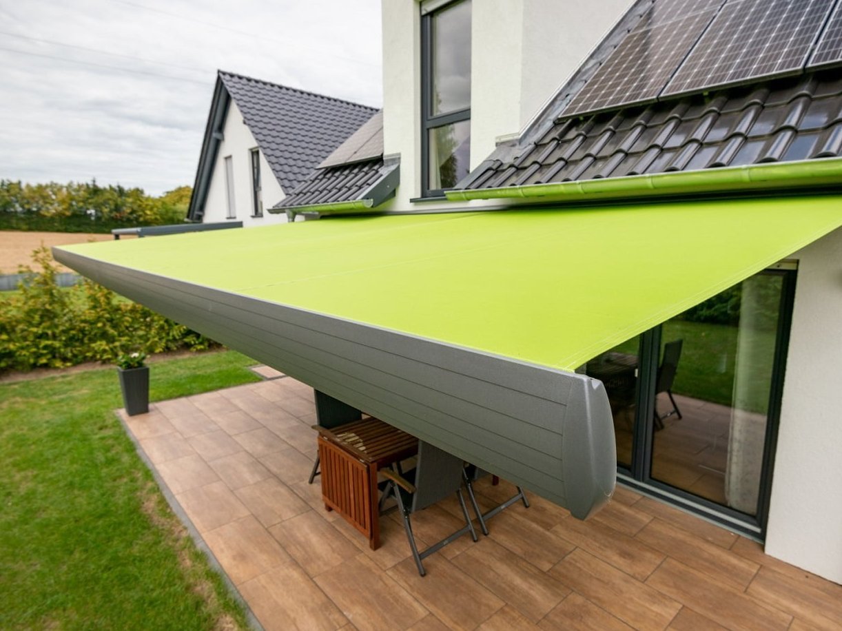 Markise mit hellgrünem Markisentuch