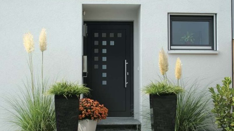 Haustür in anthrazit mit Glasornamenten und Edelstahlgriff