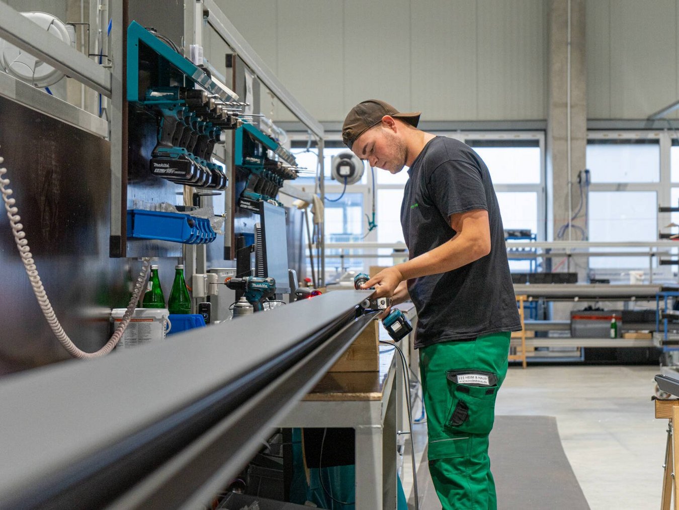 HEIM & HAUS Werksmitarbeiter aus dem Werk Voerde mit einer Bohrmaschiene