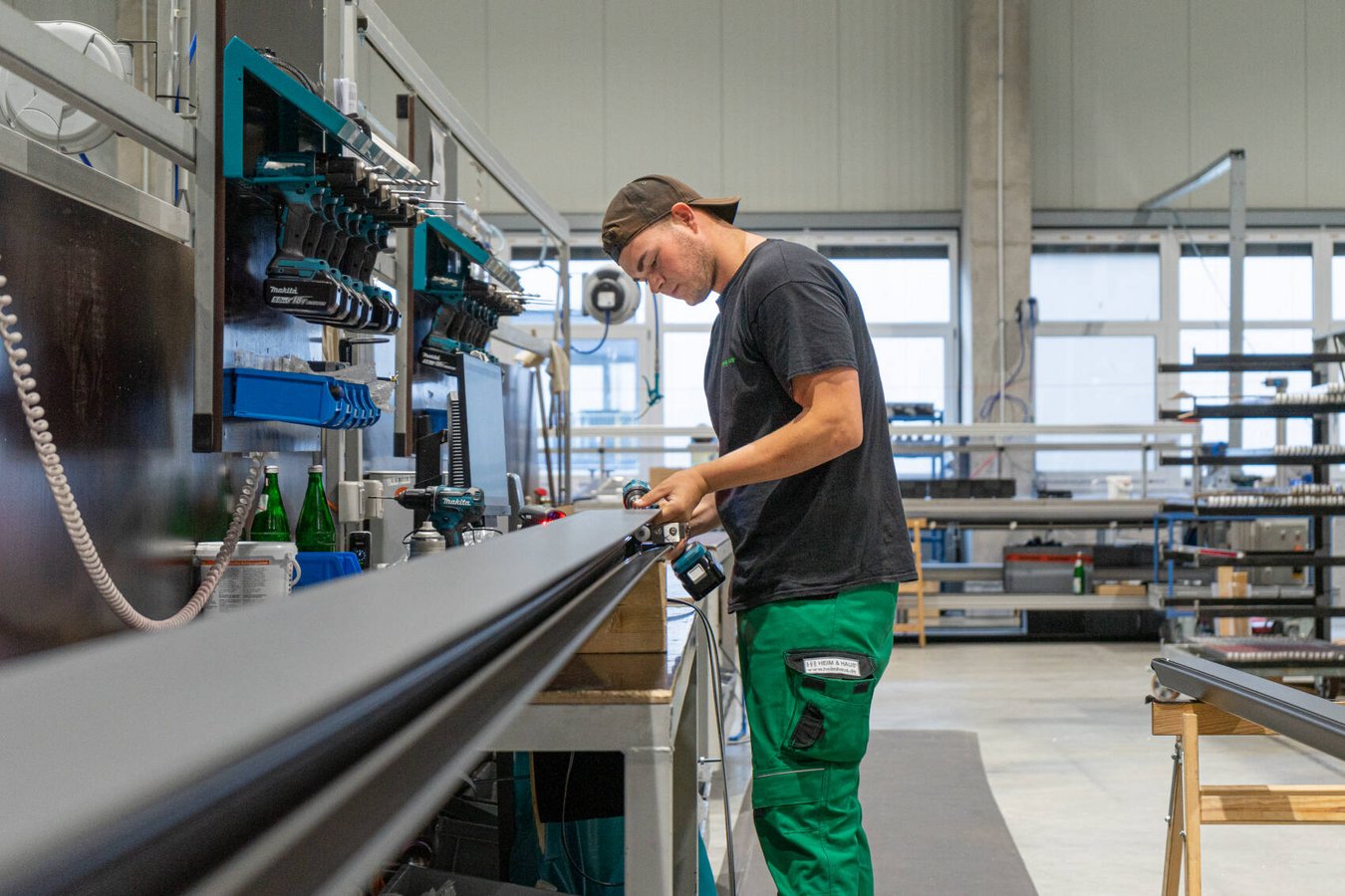 HEIM & HAUS Werksmitarbeiter aus dem Werk Voerde mit einer Bohrmaschiene