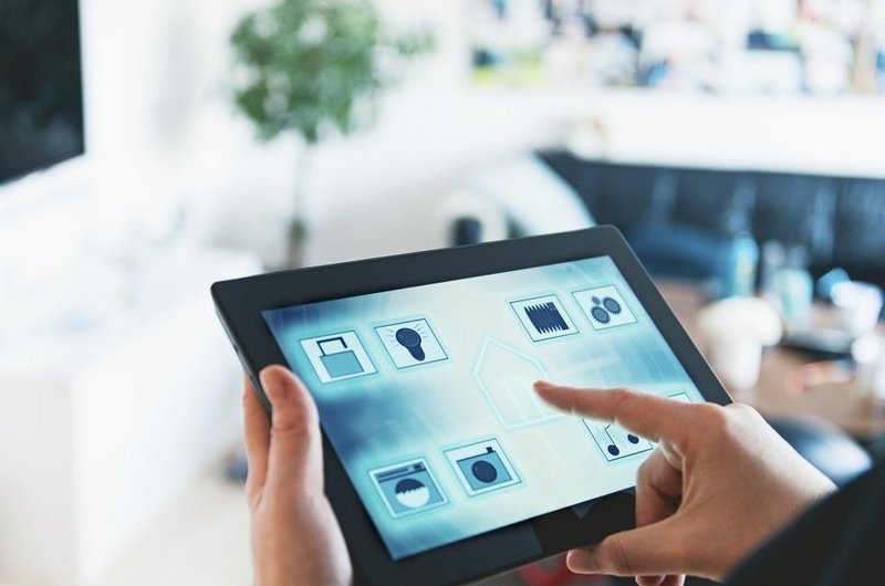 Hand steuert Smart Home per Tablet