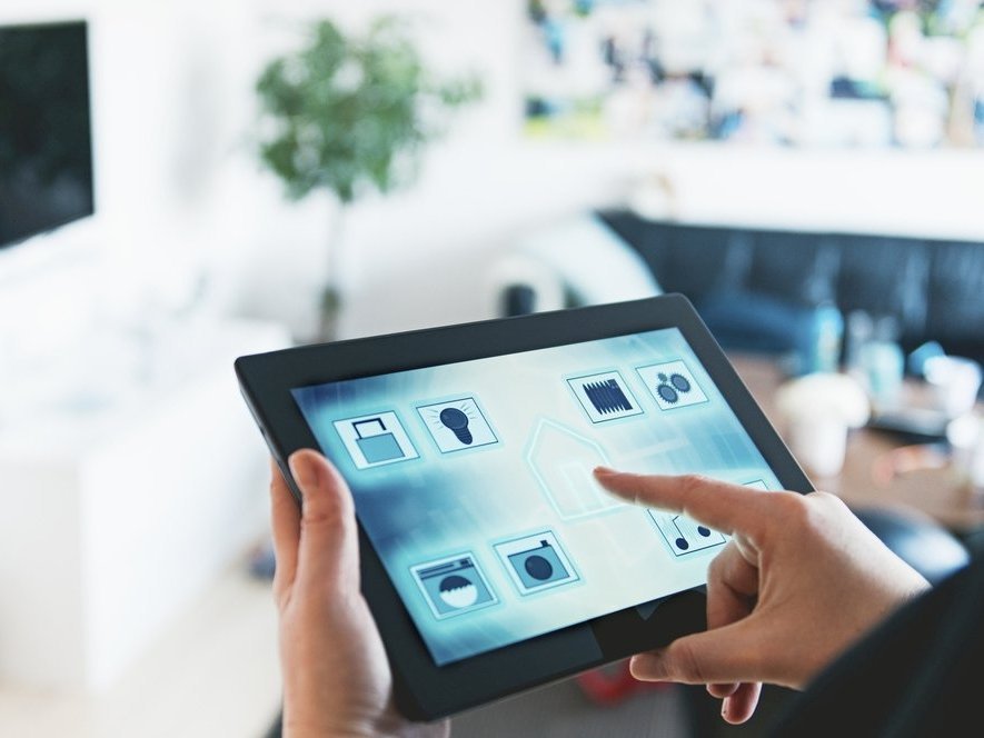 Hand steuert Smart Home per Tablet
