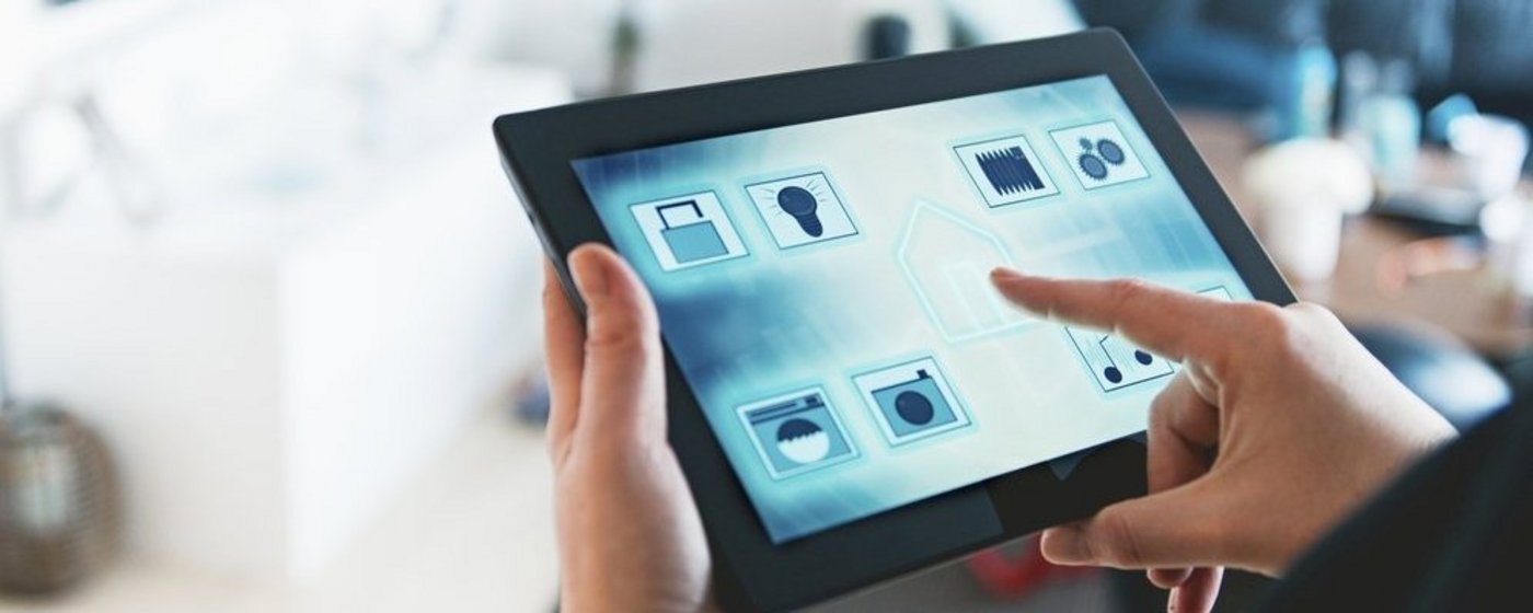 Hand steuert Smart Home per Tablet