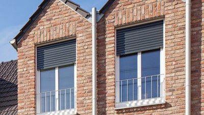 Moderne Fenster für eine verbesserte Wärmedämmung Fenster mit halb geschlossenen Rollladen
