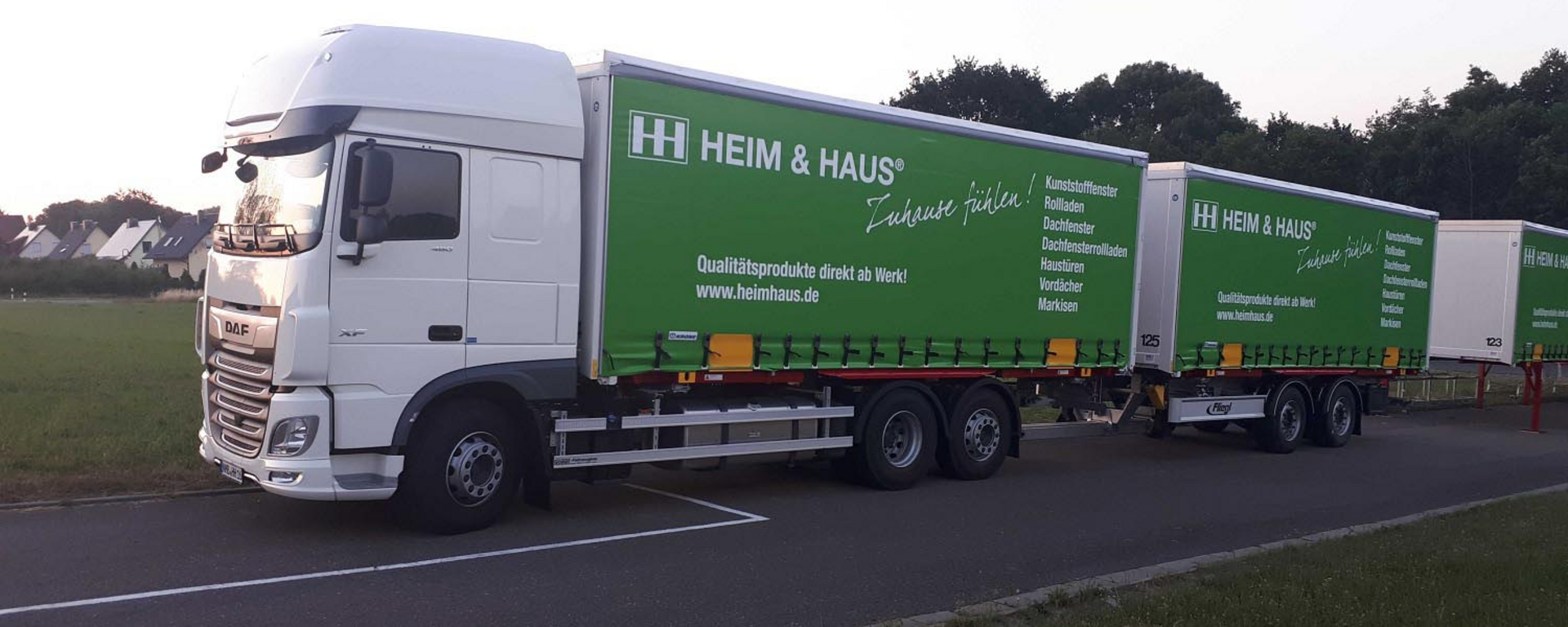 HEIM & HAUS LKW mit Anhänger im Sonnenuntergang