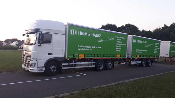 HEIM & HAUS LKW mit Anhänger im Sonnenuntergang
