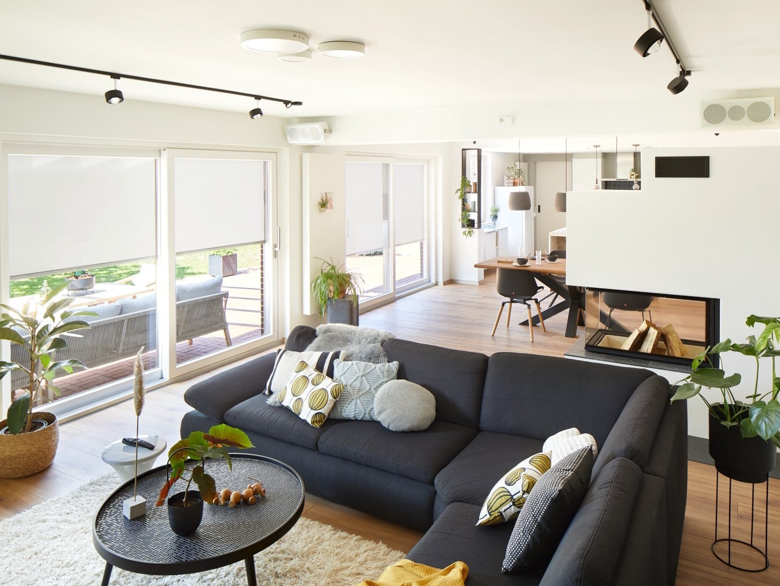 Privatsphäre in Innenräumen: Welcher Sichtschutz passt zu mir? Innenansicht eines Wohnzimmers mit Blick auf einen halbverschlossenen ZipScreen