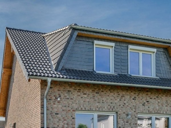 In Gauben sind normale Fassadenfenster möglich Gaube mit zwei Kunststofffenstern