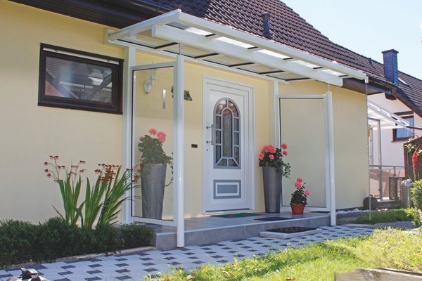 Hauseingang mit Vordach aus Glas und Aluminium