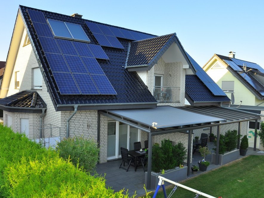 Terrassendach mit Wintergartenmarkise an Haus aus Luftperspektive