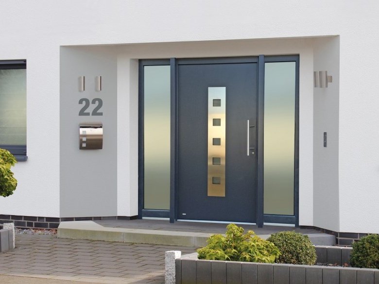 HEIM & HAUS Dunkle Haustür mit Edelstahlornamenten und Seitenteilen aus Glas