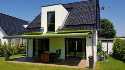 Platz 3: Stefan aus Paderborn Gelenkarmmarkise mit hellgrünem Markisentuch