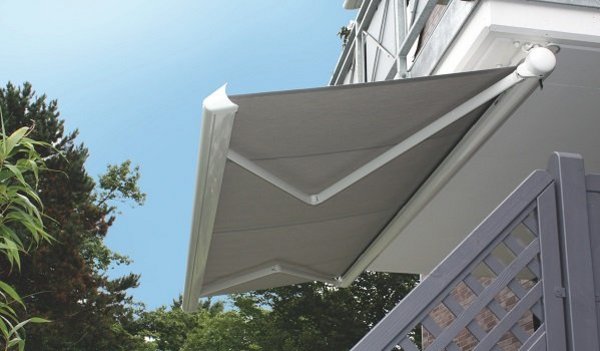 Entsprechende Markisenmodelle eignen sich auch für Balkone und schmale Terrassen Graue Gelenkarmmarkise unter Balkon