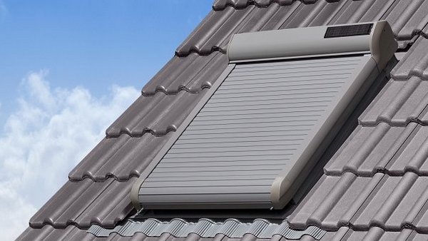 Dachfensterrollladen mit Solarantrieb Geschlossener Dachfensterrollladen mit Solarantrieb