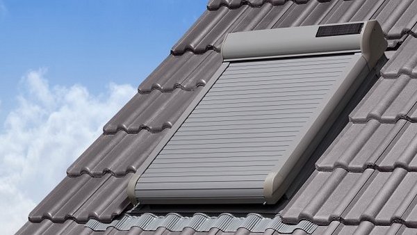 Geschlossener Dachfensterrollladen mit Solarantrieb
