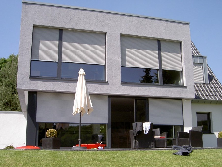 Moderne Hausfassade mit halb geschlossenen Rollladen