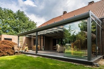 Durch Schiebeverglasung wird das Terrassendach zum Wintergarten Großes Terrassendach mit Schiebeverglasung und Seitenelementen