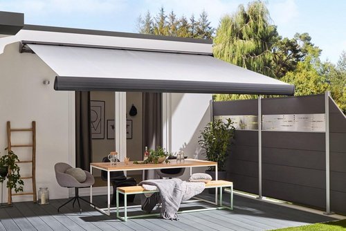 Graue HEIM & HAUS Deluxe GRANDE Vario über einer Terrasse
