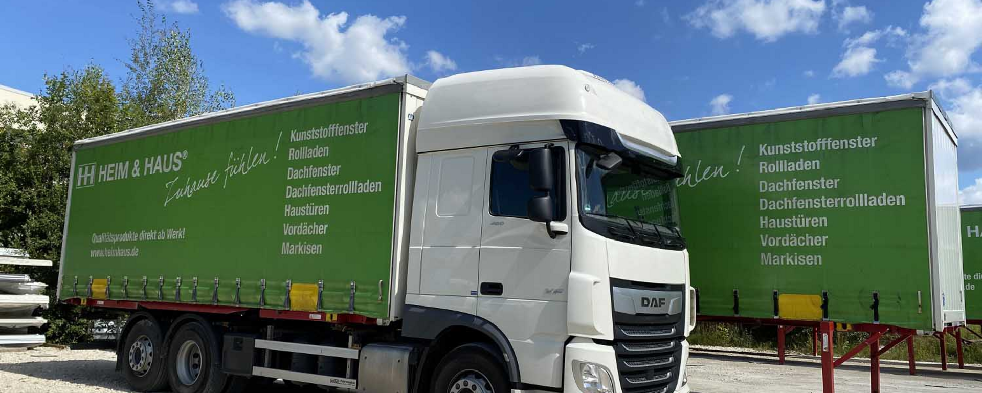 HEIM & HAUS LKW in der Sonne mit Anhänger