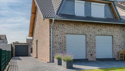 Haus mit geschlossenen Rollladen an allen Fenstern