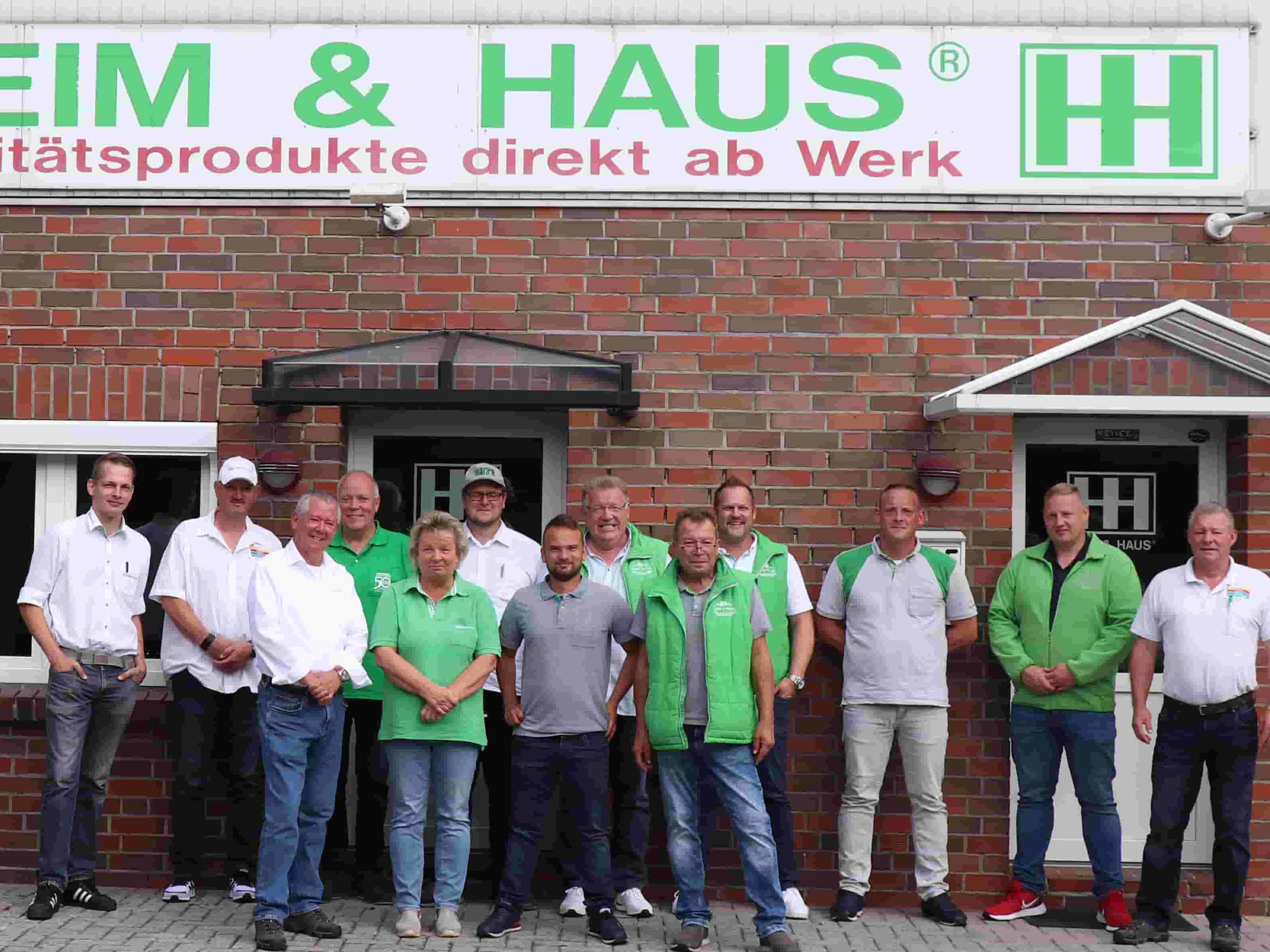 Gruppenbild eines Teams der Verkaufsleitung Emden vor dem Gebäude