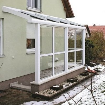 Weißes Terrassendach mit Wetterschutzelementen über Kellerabgang