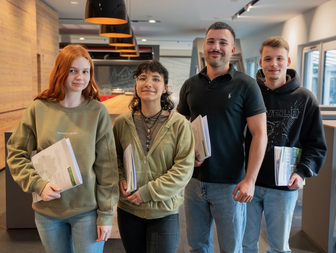 Gruppenbild Studenten in Bibliothek