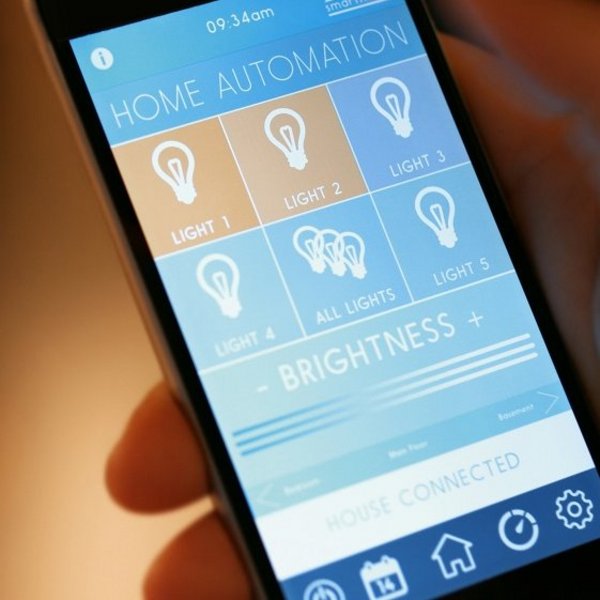 Hand mit Smartphone, App zur Beleuchtungssteuerung