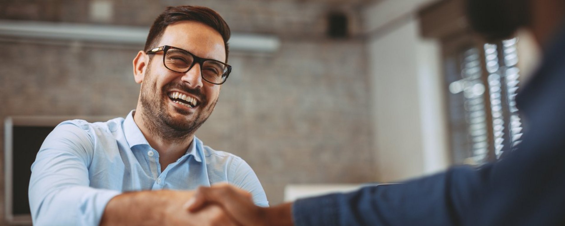 HEIM & HAUS Bild auf dem zwei Männer Hände schütteln und eine Initiativbewerbung abschließen