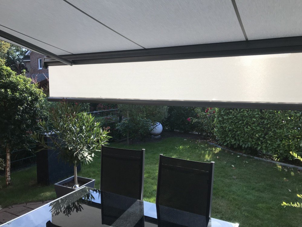 Blick unter Markise mit Volant
