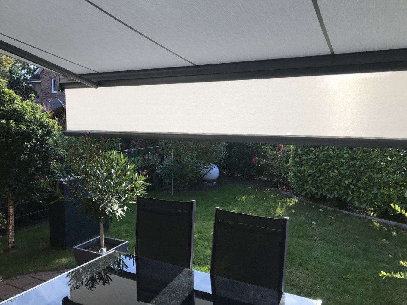 Blick unter Markise mit Volant