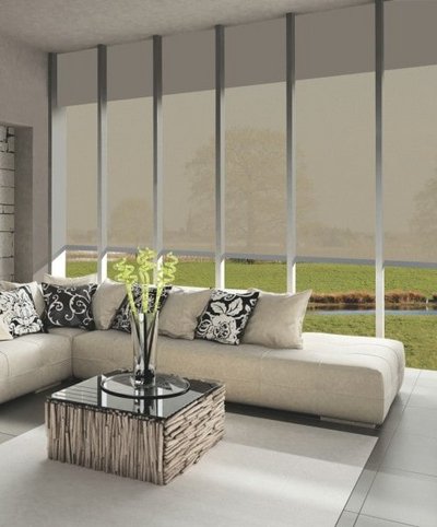 Innenansicht bei ausgefahrenem ZipScreen Blick auf ausgefahrenen beigen ZipScreen von dem Wohnzimmer nach draußen