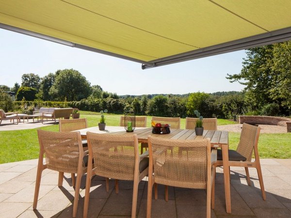 Helle Markisentücher lassen die Terrasse offen wirken gelbes Markisentuch