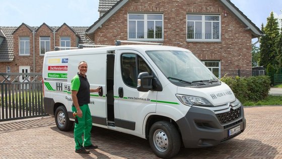 Montagepartner vor seinem Montageauto