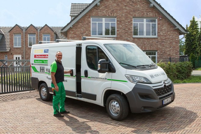 Montagepartner vor seinem Montageauto