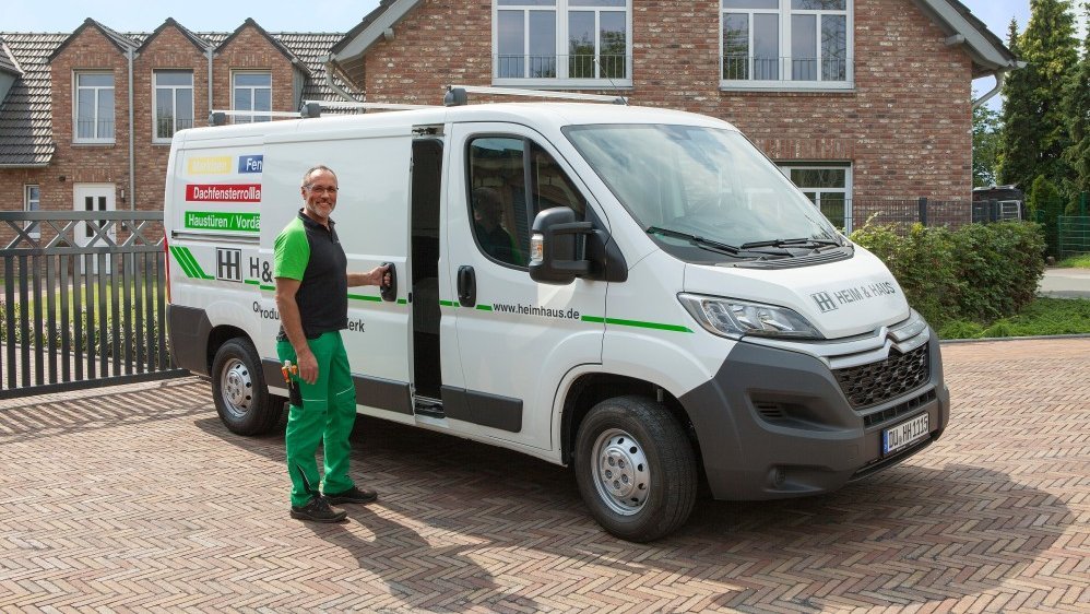 Montagepartner vor seinem Montageauto