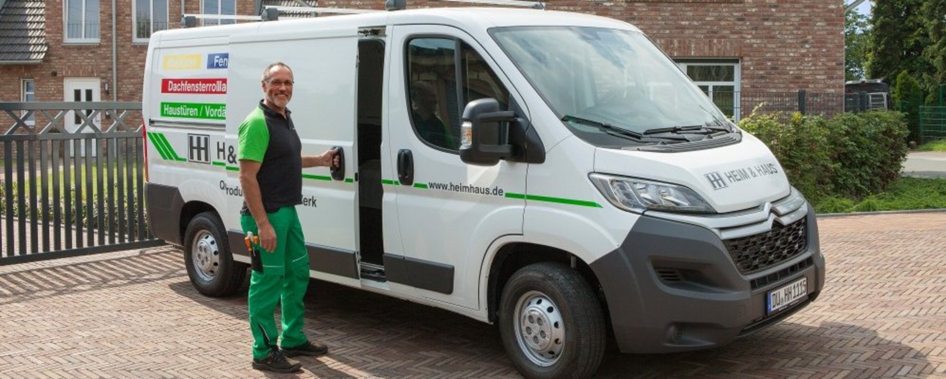 Montagepartner vor seinem Montageauto