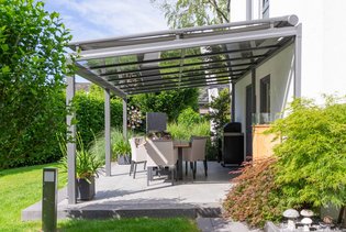 HEIM & HAUS Terrassendach mit WGB von der Seite fotografiert