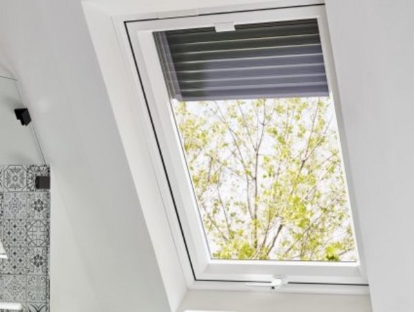 Dachflächenfenster sorgen für großzügigen Lichteinfall Dachfenster mit leicht ausgefahrenem Dachfensterrollladen