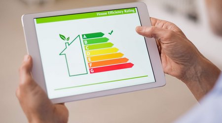 Energieeffizienz eines Hauses auf Tablet