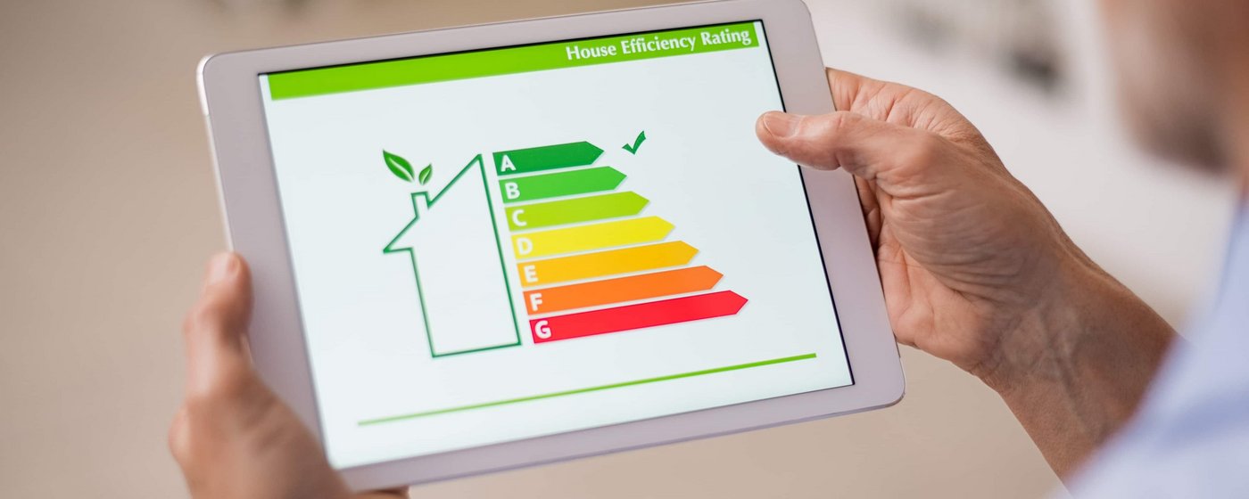 Energieeffizienz eines Hauses auf Tablet